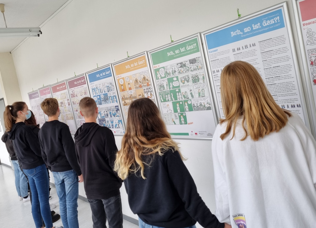 Schüler*innen sehen sich gemeinsam die Ausstellung an