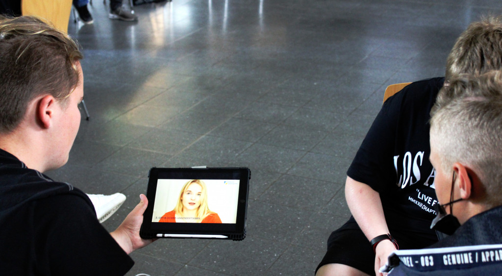 Schülr\*innen am Tablet