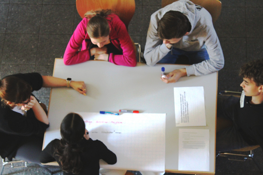 Schüler\*innen in der Gruppenarbeit