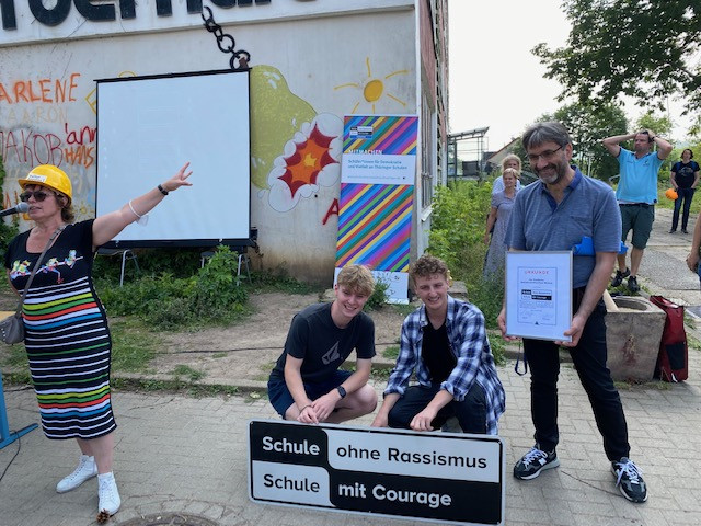 Titelverleihung an der Staatlichen Gemeinschaftsschule Jenaplanschule in Weimar mit Direktorin, stellv. Direktor und den aktiven Schülern