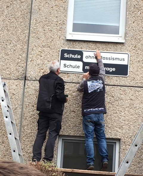 TV_Anbringen des Schildes