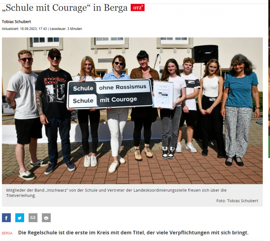 Schüler:innen und Pädagog:innen der RS Berga, Mitglieder der Band "Inschwarz" und Konstanze Ilmer von der Landeskoordination bei der Titelverleihung